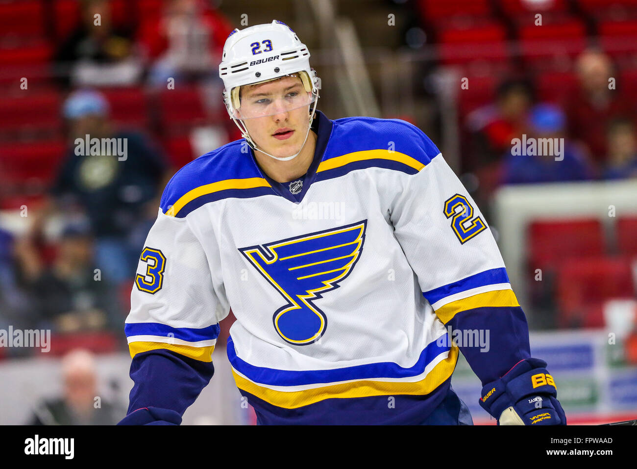 Louis Blues ala destra Dmitrij Jaskin (23) durante il gioco NHL tra la St Louis Blues e Carolina Hurricanes al PNC Arena. Foto Stock