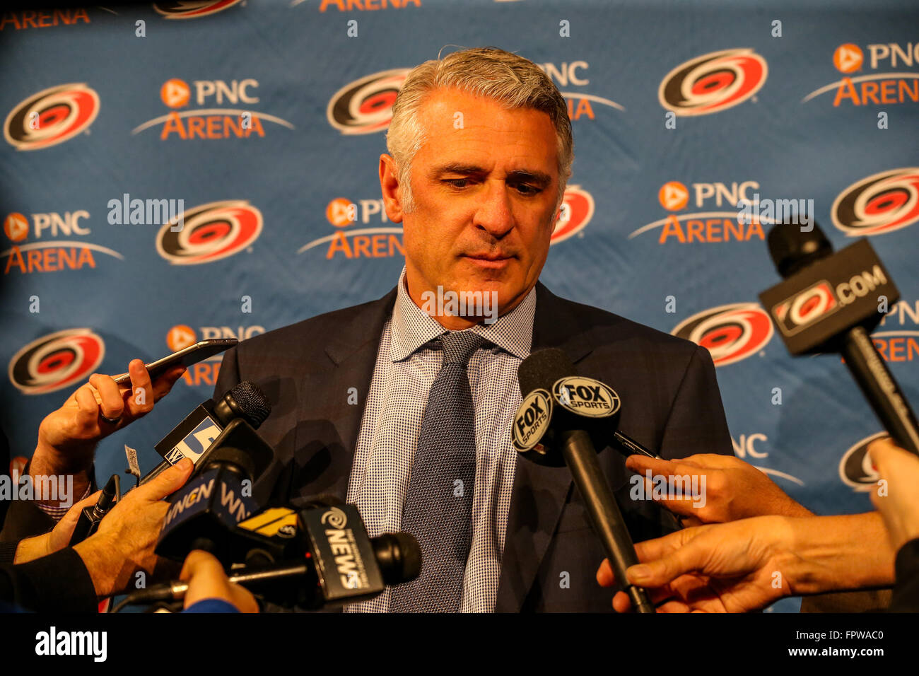 Carolina Hurricanes General Manager Ron Francis durante il gioco NHL tra la St Louis Blues e Carolina Hurricanes al PNC Arena. Foto Stock