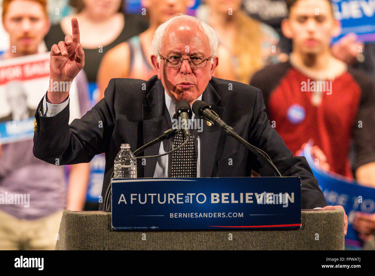 Il senatore BERNIE SANDERS campagne per il Presidente degli Stati Uniti a un arresto in Raleigh, North Carolina. Il rally in cui Sanders ha salutato i tifosi hanno avuto luogo presso la Duke Energy Center per le Arti dello Spettacolo in Raleigh, NC. Foto Stock