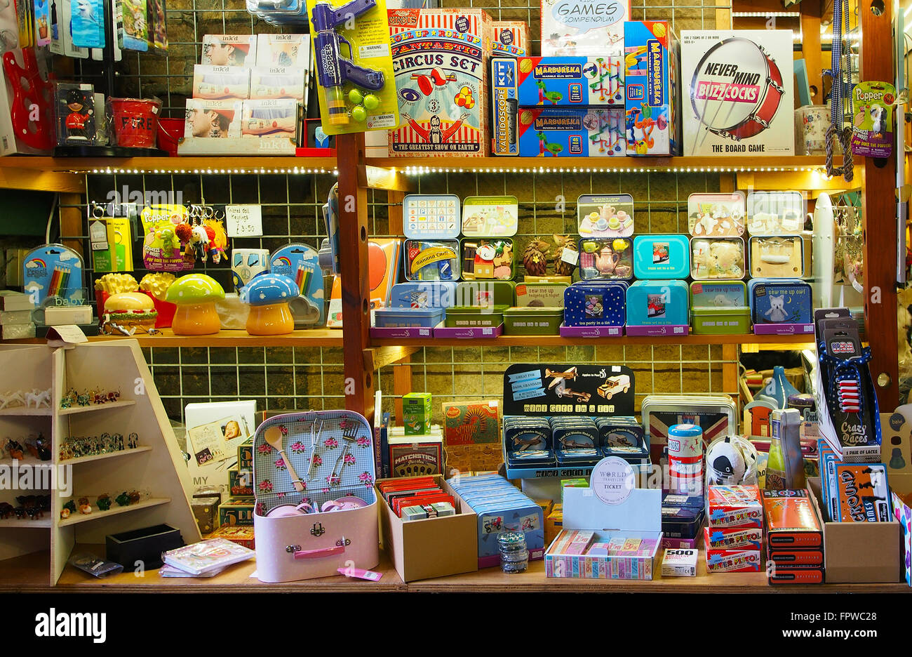Visualizzazione dei giocattoli retrò in uno dei negozi di articoli da regalo in Hebden Bridge Mill, Hebden Bridge, Yorkshire. Foto Stock