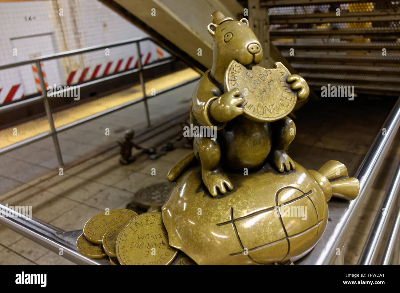 Ratto in bronzo di mangiare la scultura di token Foto Stock