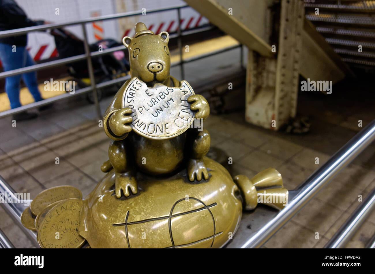 Ratto in bronzo di mangiare la scultura di token Foto Stock