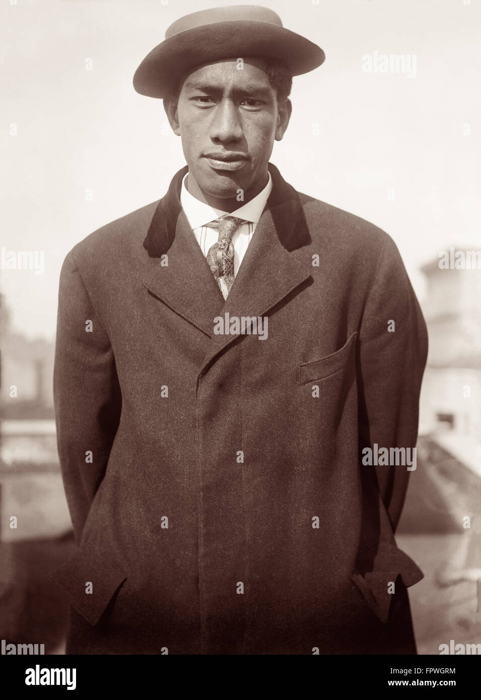 Duke Kahanamoku Paoa, leggendario surfer e Olympic nuotatore da Honolulu, Hawaii, è incluso nella Surfing Hall of Fame, Swimming Hall of Fame e la Olympic Hall of Fame. Kahanamoku oggi è noto come il padre della moderna surf e viene spesso indicato semplicemente come "Il Duca" (qui mostrato in 1912 in viaggio a New York per le prove olimpiche). Foto Stock