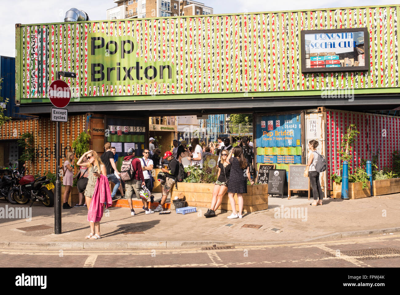 Le persone che si godono la Londra Summer in una nuova finestra pop-up aperto a brixton chiamato 'pop brixton'. Foto Stock