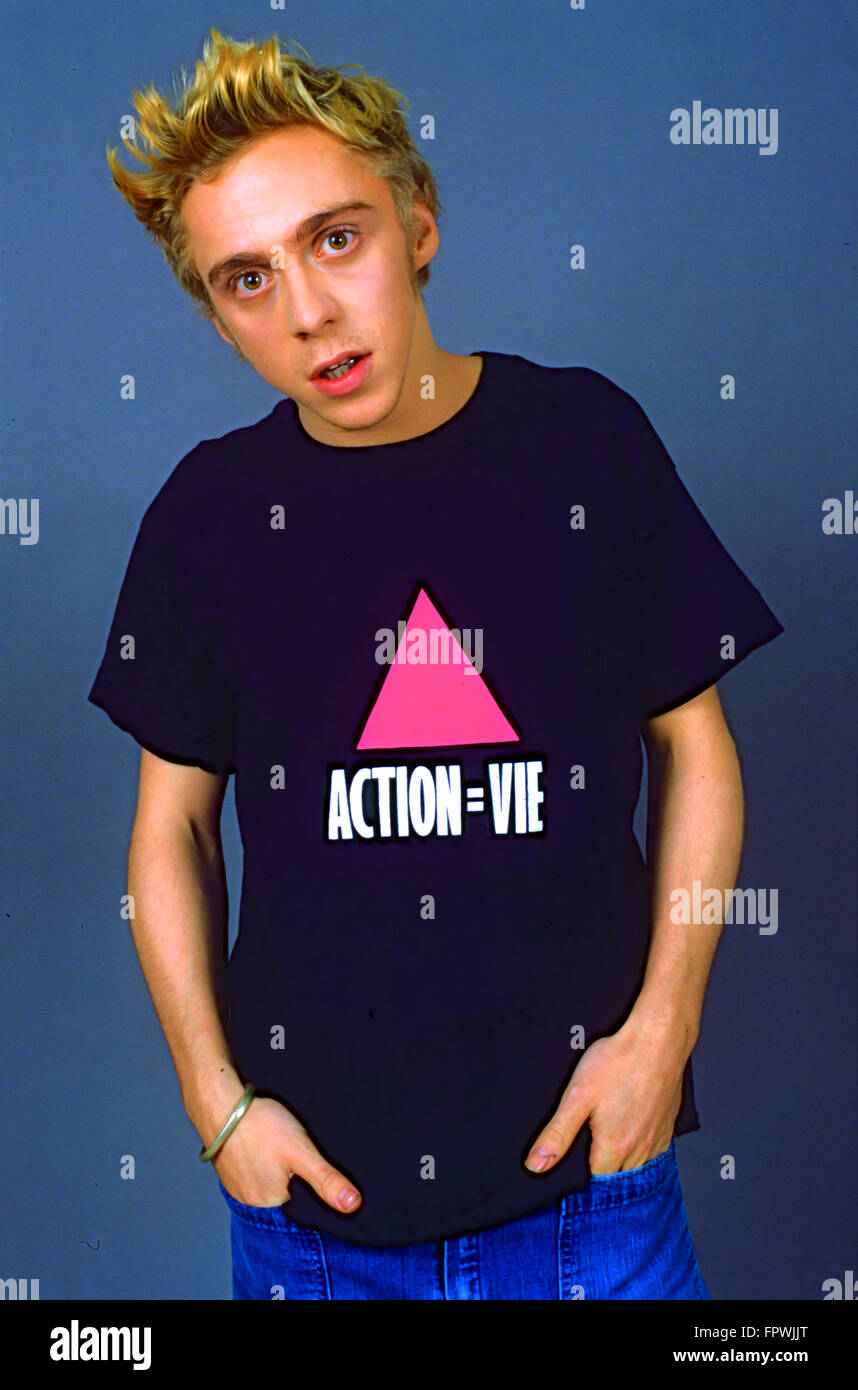 Parigi, Francia, Ritratto Teen maschio con Act Up AIDS attivista T-Shirt  con slogan, Azione = Vita in francese, triangolo rosa, attivista  adolescenti Foto stock - Alamy