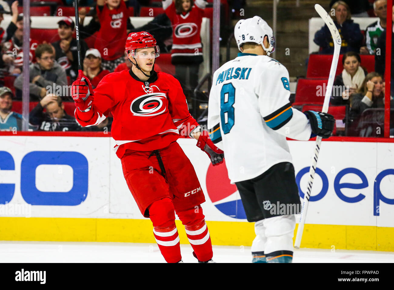 Carolina Hurricanes ala destra Andrej Nestrasil (15) e San Jose Sharks center Joe Pavelski (8) durante il gioco NHL tra gli squali di San Jose e Carolina Hurricanes al PNC Arena. Foto Stock