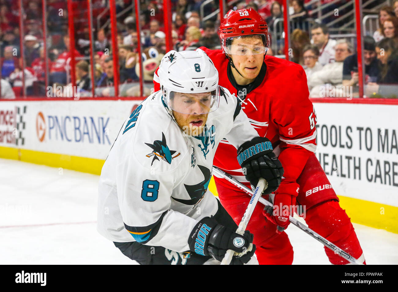San Jose Sharks center Joe Pavelski (8) e Carolina Hurricanes ala sinistra Jeff Skinner (53) durante il gioco NHL tra gli squali di San Jose e Carolina Hurricanes al PNC Arena. Foto Stock
