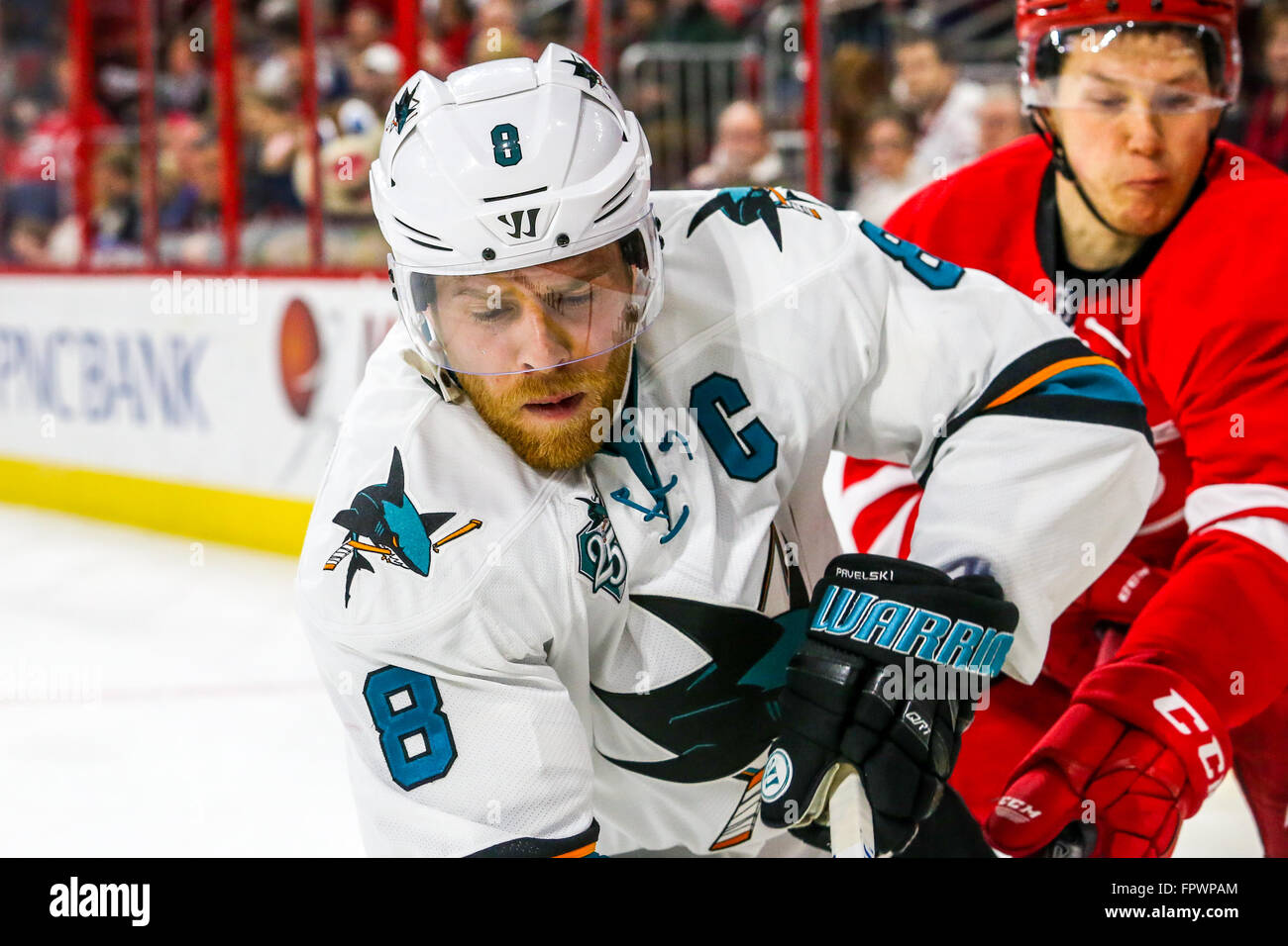 San Jose Sharks center Joe Pavelski (8) e Carolina Hurricanes ala sinistra Jeff Skinner (53) durante il gioco NHL tra gli squali di San Jose e Carolina Hurricanes al PNC Arena. Foto Stock