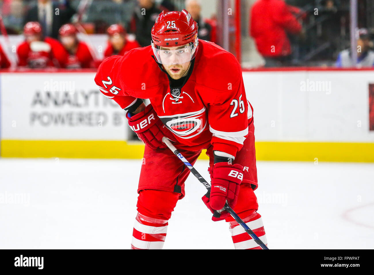 Carolina Hurricanes ala sinistra Chris Terry (25) durante il gioco NHL tra gli squali di San Jose e Carolina Hurricanes al PNC Arena. Foto Stock