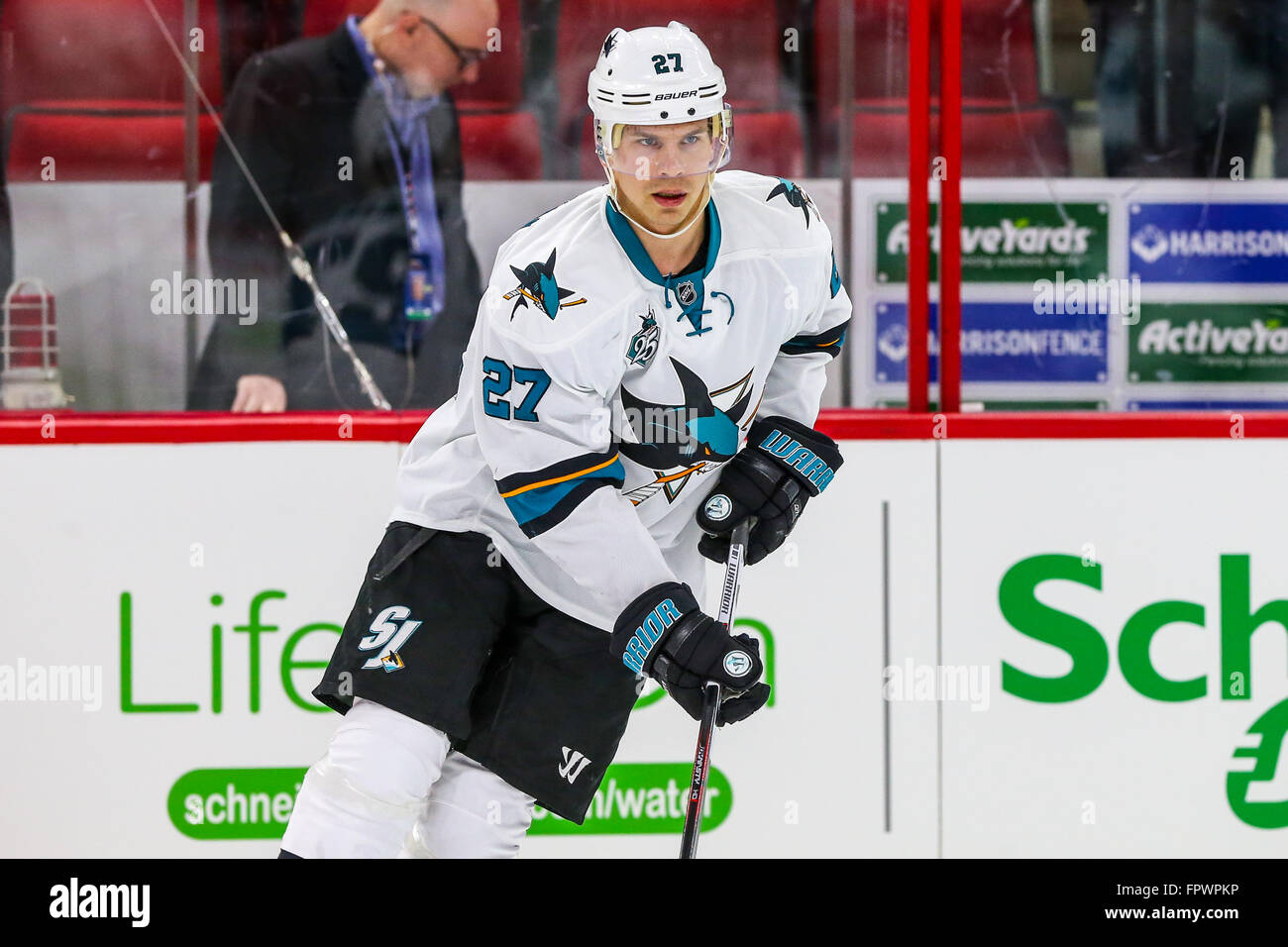 San Jose Sharks ala destra Joonas Donskoi (27) durante il gioco NHL tra gli squali di San Jose e Carolina Hurricanes al PNC Arena. Foto Stock