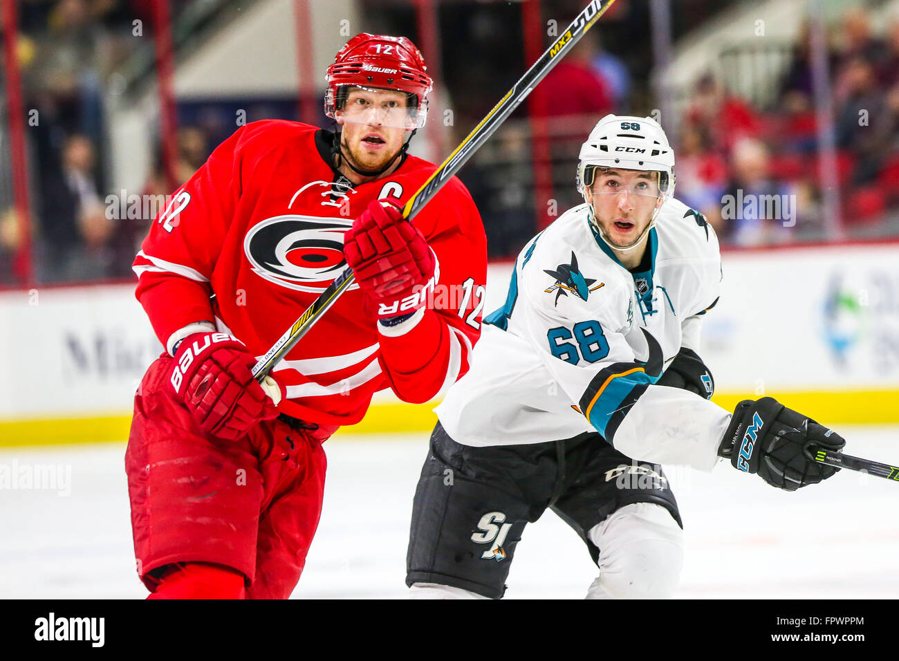 Carolina Hurricanes center Eric Staal (12) e San Jose Sharks ala destra Melker Karlsson (68) durante il gioco NHL tra gli squali di San Jose e Carolina Hurricanes al PNC Arena. Foto Stock