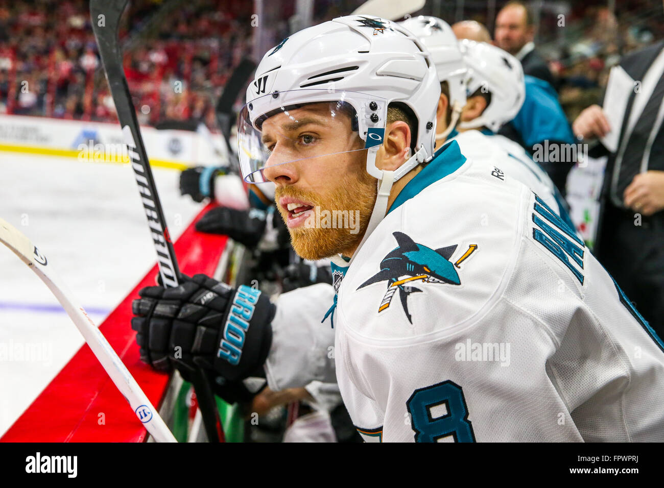 San Jose Sharks center Joe Pavelski (8) durante il gioco NHL tra gli squali di San Jose e Carolina Hurricanes al PNC Arena. Foto Stock