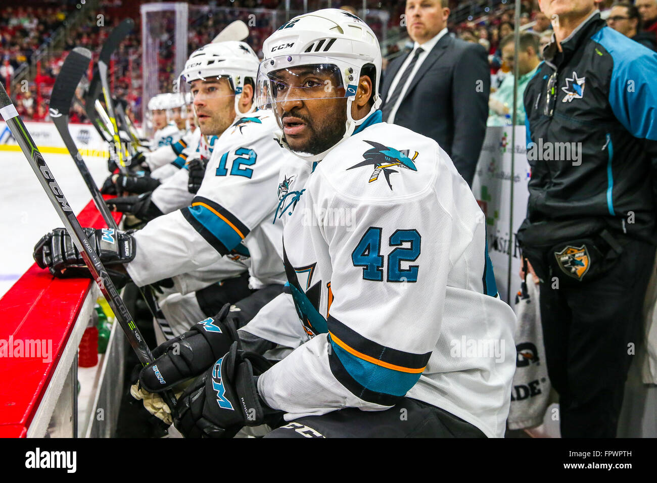 San Jose Sharks ala destra Joel Ward (42) durante il gioco NHL tra gli squali di San Jose e Carolina Hurricanes al PNC Arena. Foto Stock