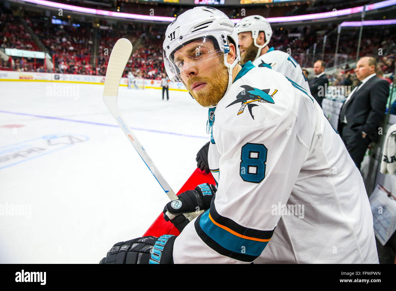San Jose Sharks center Joe Pavelski (8) durante il gioco NHL tra gli squali di San Jose e Carolina Hurricanes al PNC Arena. Foto Stock