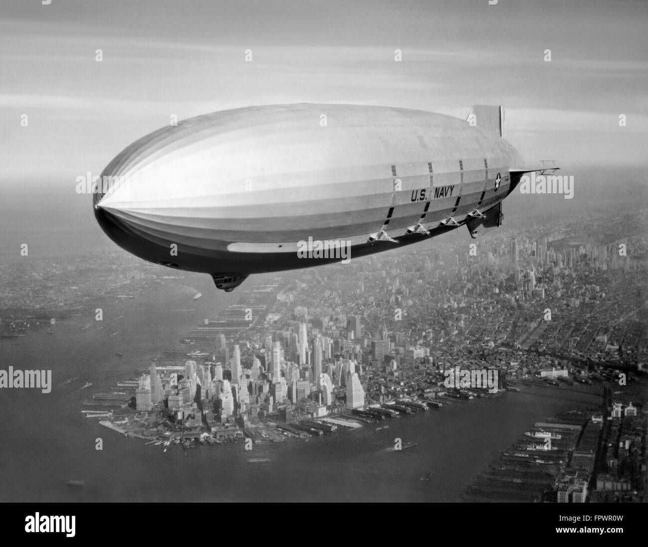 Vintage foto aerea dell'USS Macon dirigibile volando sopra la città di New York, 1933. Foto Stock
