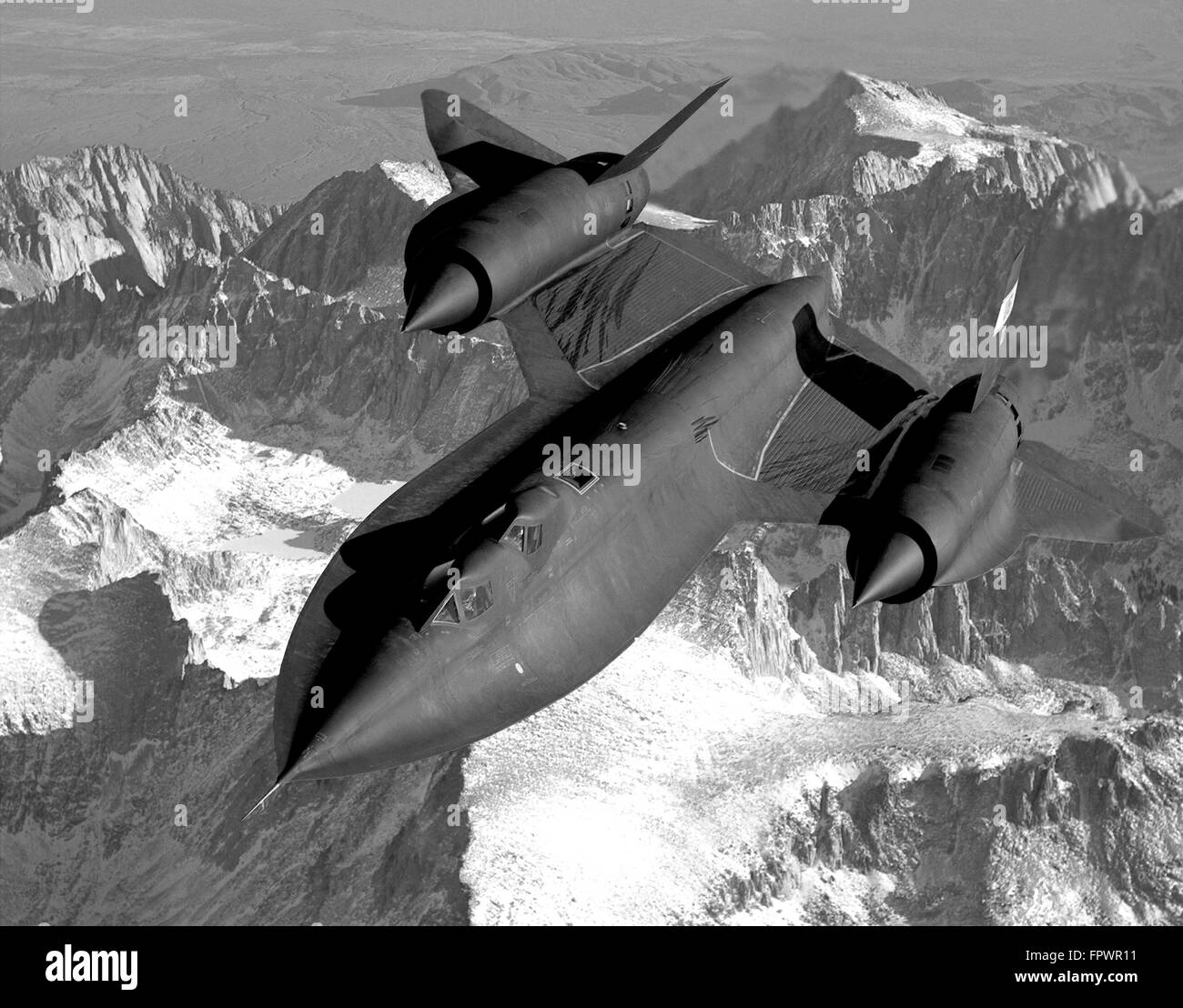 Un SR-71B Blackbird battenti attraverso montagne della Sierra Nevada della California durante un volo 1994. Foto Stock