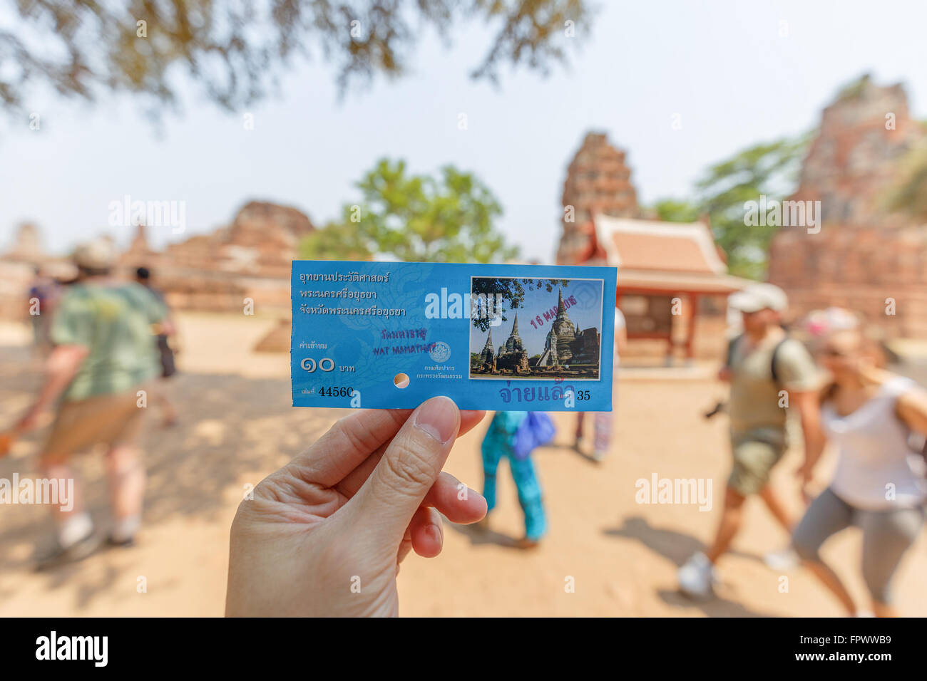Ayutthaya, Tailandia - 16 Marzo 2016: tenuto in mano il ticket tour del parco antico chiamato Wat Mahathat in Ayutthaya, Thailandia. Il Foto Stock