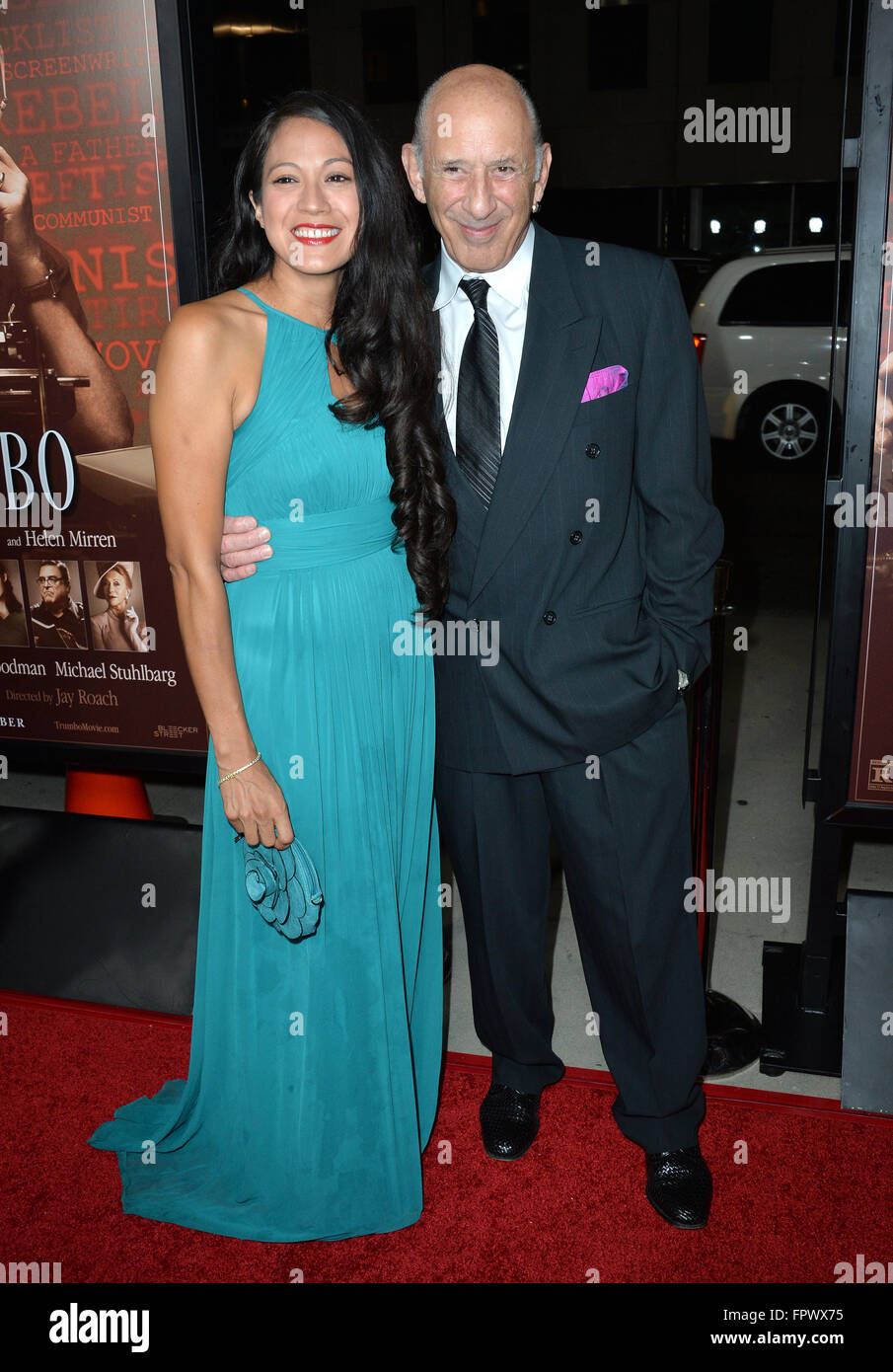 LOS ANGELES, CA - 27 ottobre 2015: Attore Richard Portnow & guest a noi premiere del suo film 'Trumbo' alla Academy of Motion Picture Arts & Sciences, Beverly Hills. Foto Stock