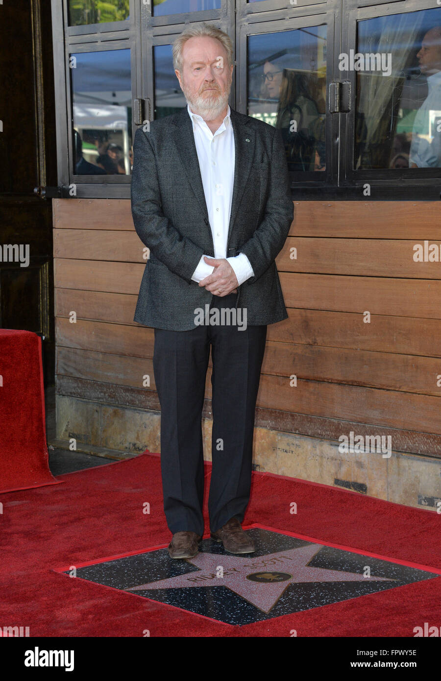 LOS ANGELES, CA - 5 Novembre 2015: regista Ridley Scott su Hollywood Boulevard dove fu onorato con la 2,564th della stella sulla Hollywood Walk of Fame. Foto Stock