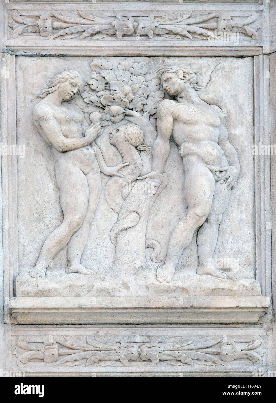 La tentazione, Genesi di rilievo sul portale di San Petronio Basilica a Bologna, Italia, il 04 giugno, 2015 Foto Stock