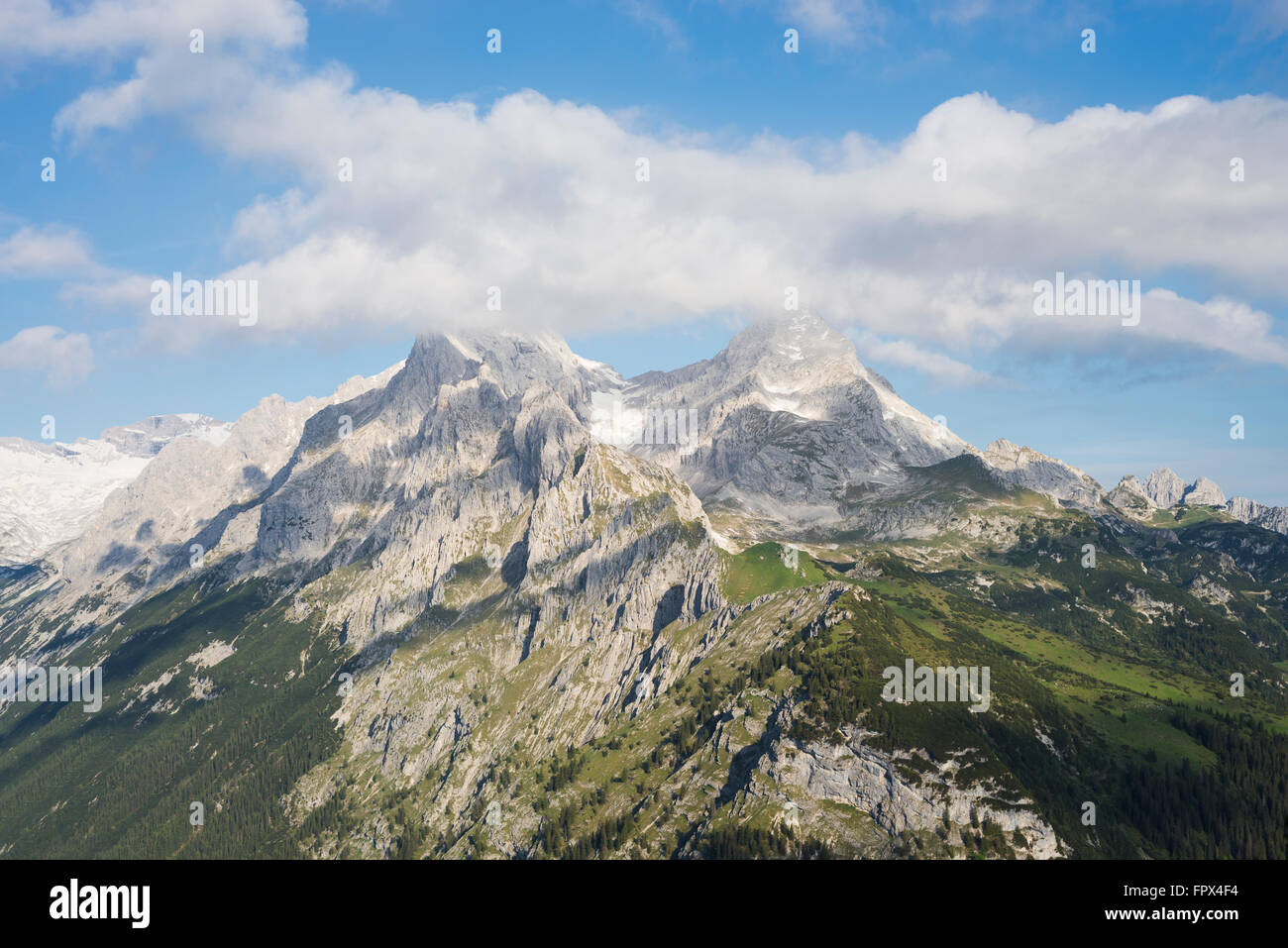 Montare Alpspitze e Monte Hochblassen nel Wetterstein gamma di montagna vicino a Garmisch-Partenkirchen al sole del mattino Foto Stock