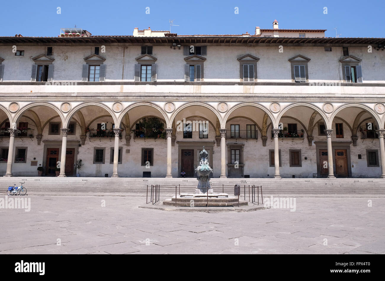 Foundling Hospital progettata dal Brunelleschi in Piazza SS. Annunziata, Loggiato Servi di Maria, Firenze, Italia Foto Stock