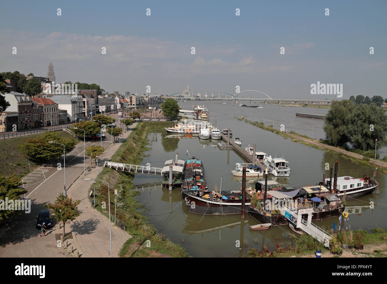 Vista da Nijmegen ponte stradale sul fiume Waal verso Nijmegen, Paesi Bassi. Foto Stock