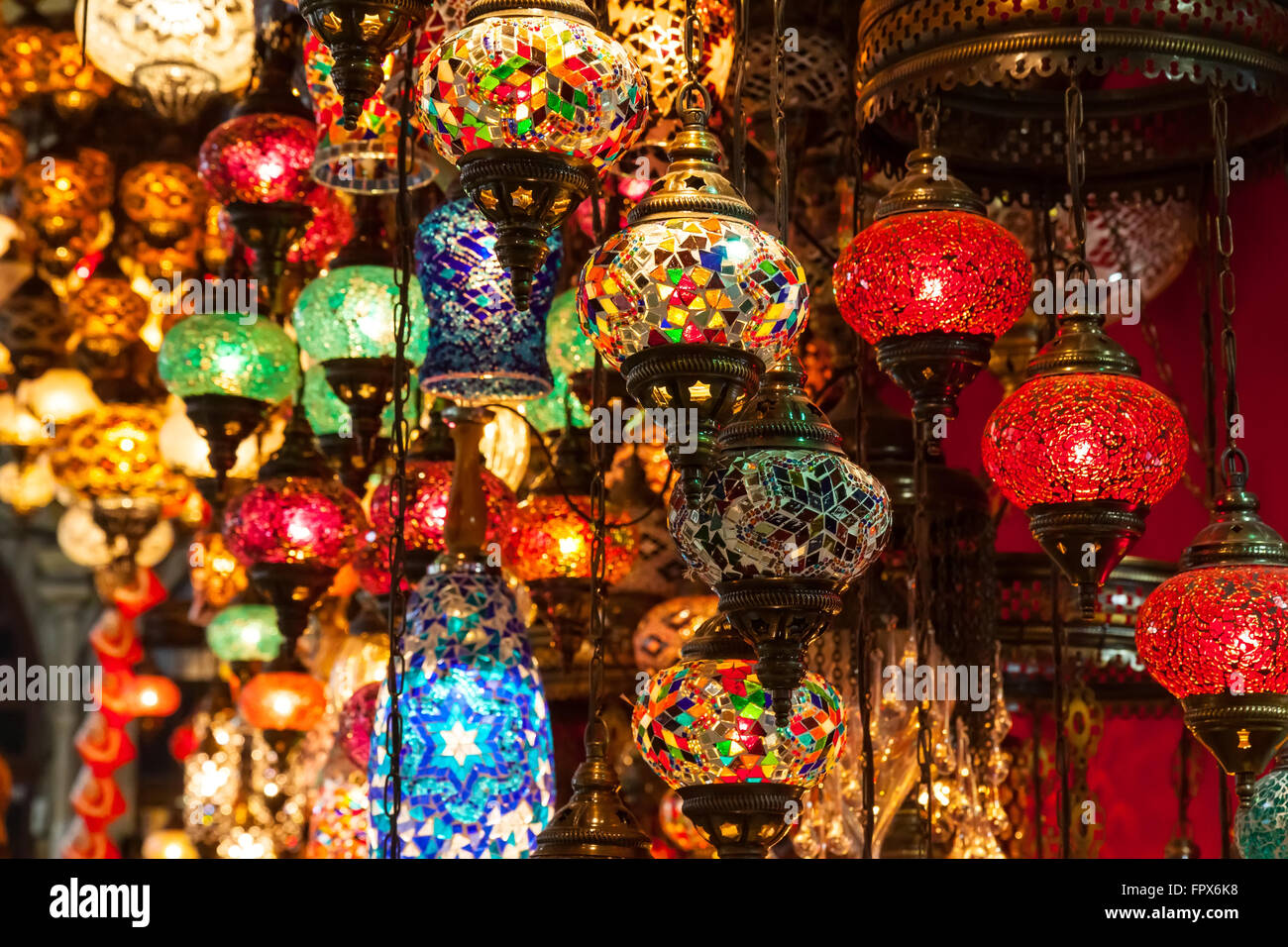 Multi-lampade colorate Grand Bazaar di Istanbul Foto Stock