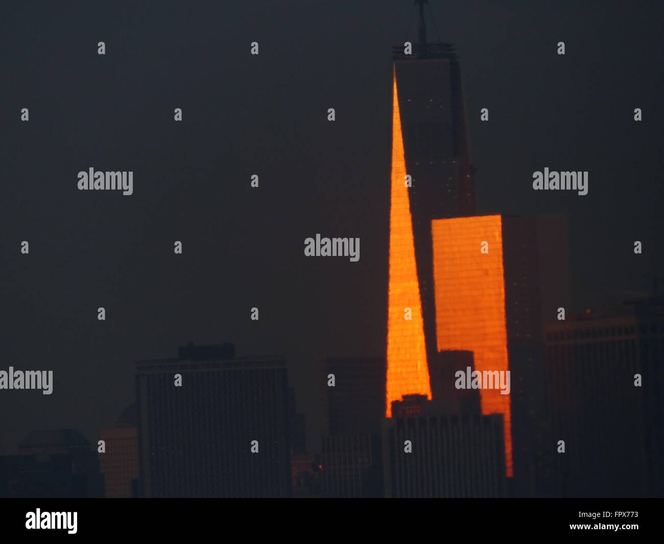 One World Trade Center riflettendo tramonto fotografato da 8 km distante Borough Park Foto Stock