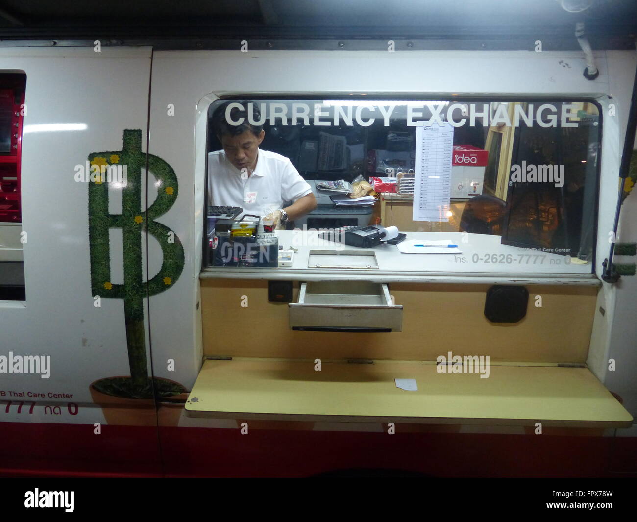 Thailandia. Bangkok. Mobile cambio valuta turistici frequentati Khao Sam Road, business, backpackers Foto Stock