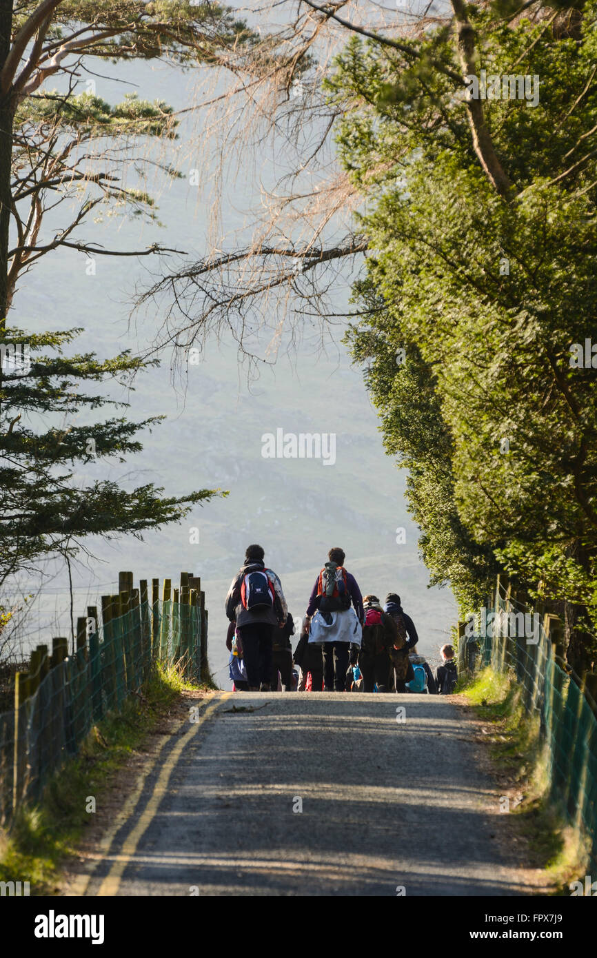 Un gruppo di giovani a piedi lungo la vecchia strada in Ogwen verso la testa del Nant Ffrancon Pass. Foto Stock