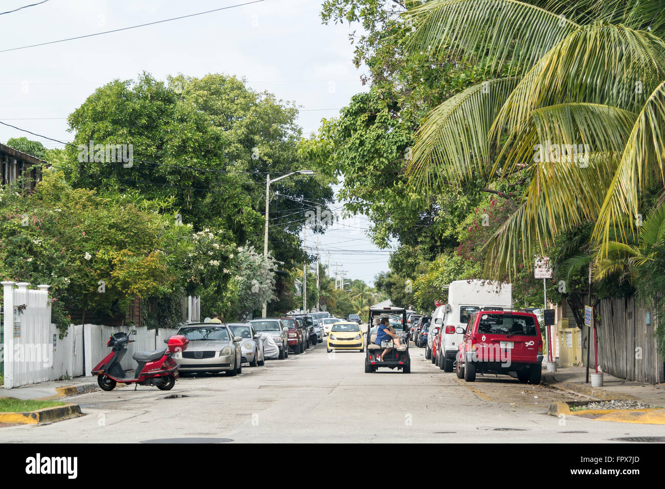 Scena di strada con il traffico e le macchine parcheggiate a Key West, Florida Keys, STATI UNITI D'AMERICA Foto Stock