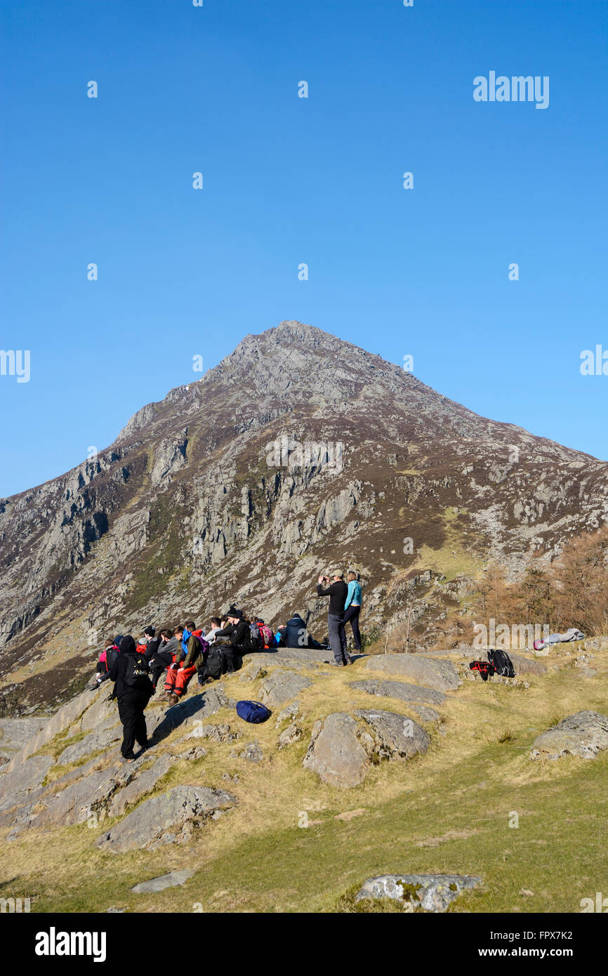 Un gruppo di escursionisti in appoggio e ejoying la vista verso il basso del Nant Ffrancon passano in Snowdonia con penna yr Ole Wen montagna. Foto Stock