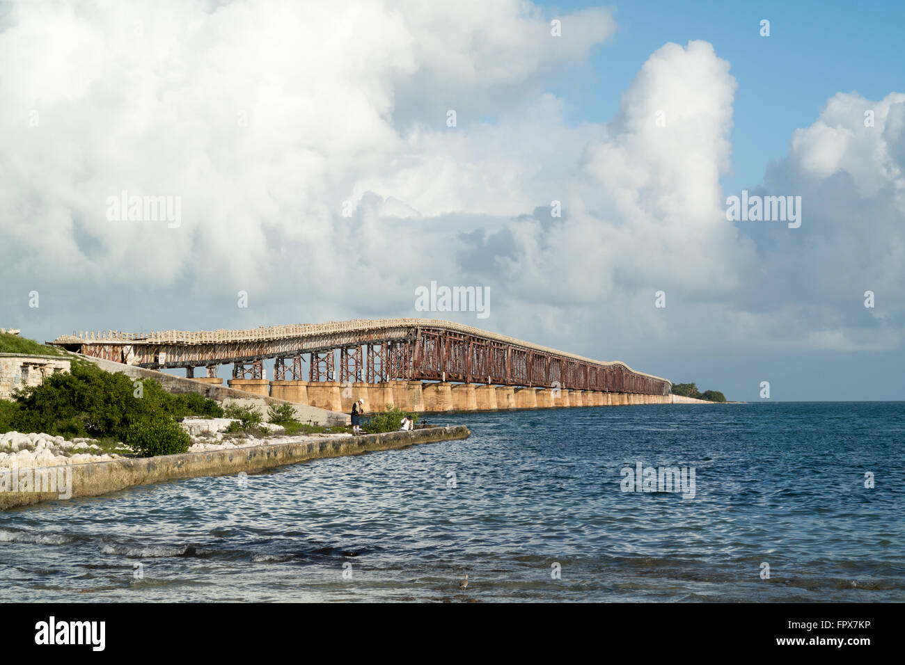 Vista della vecchia Bahia Ronda Rail Bridge dal porto spagnolo chiave, Florida Keys, STATI UNITI D'AMERICA Foto Stock