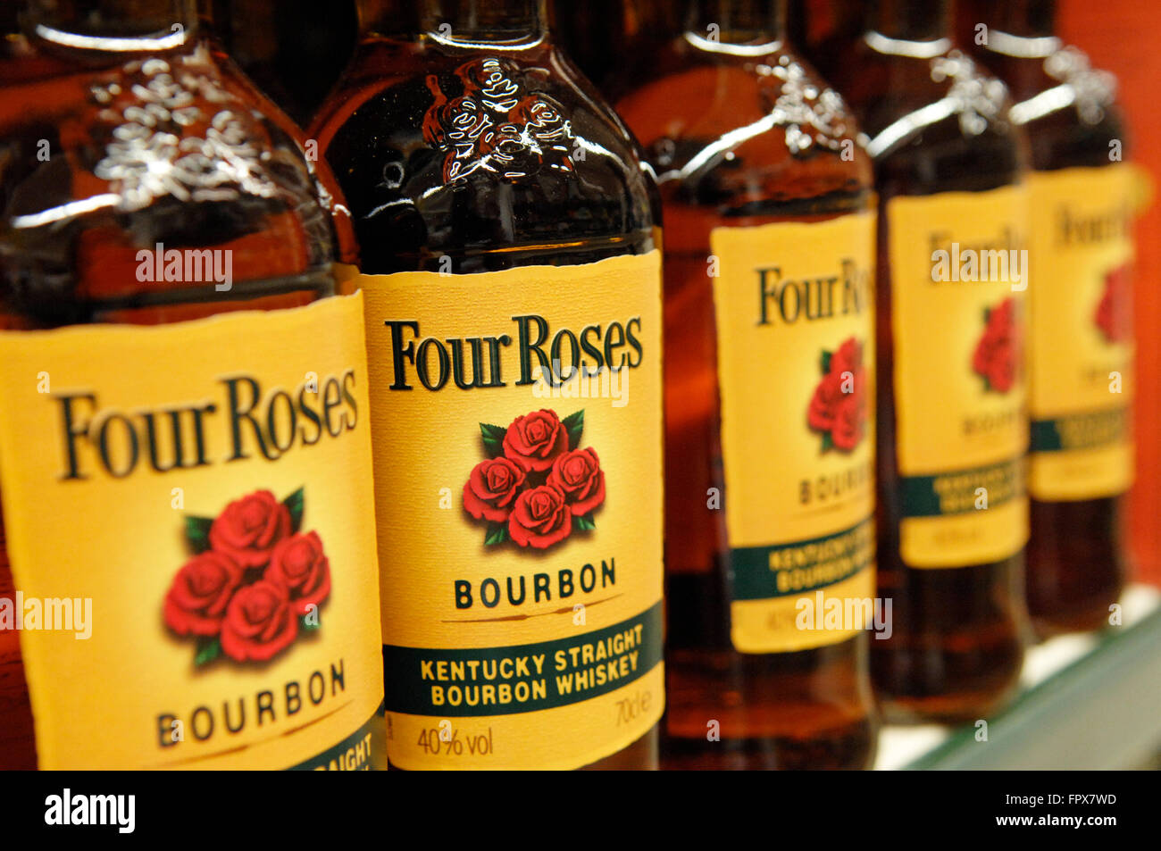 Four Roses Bourbon Kentucky Whiskey dritto visualizzato sul accantonare in un supermercato. Foto Stock