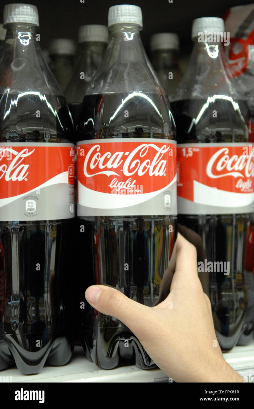 Bottiglie di Coca Cola in luce accantonare in un supermercato Carrefour Malaga Spagna. Foto Stock