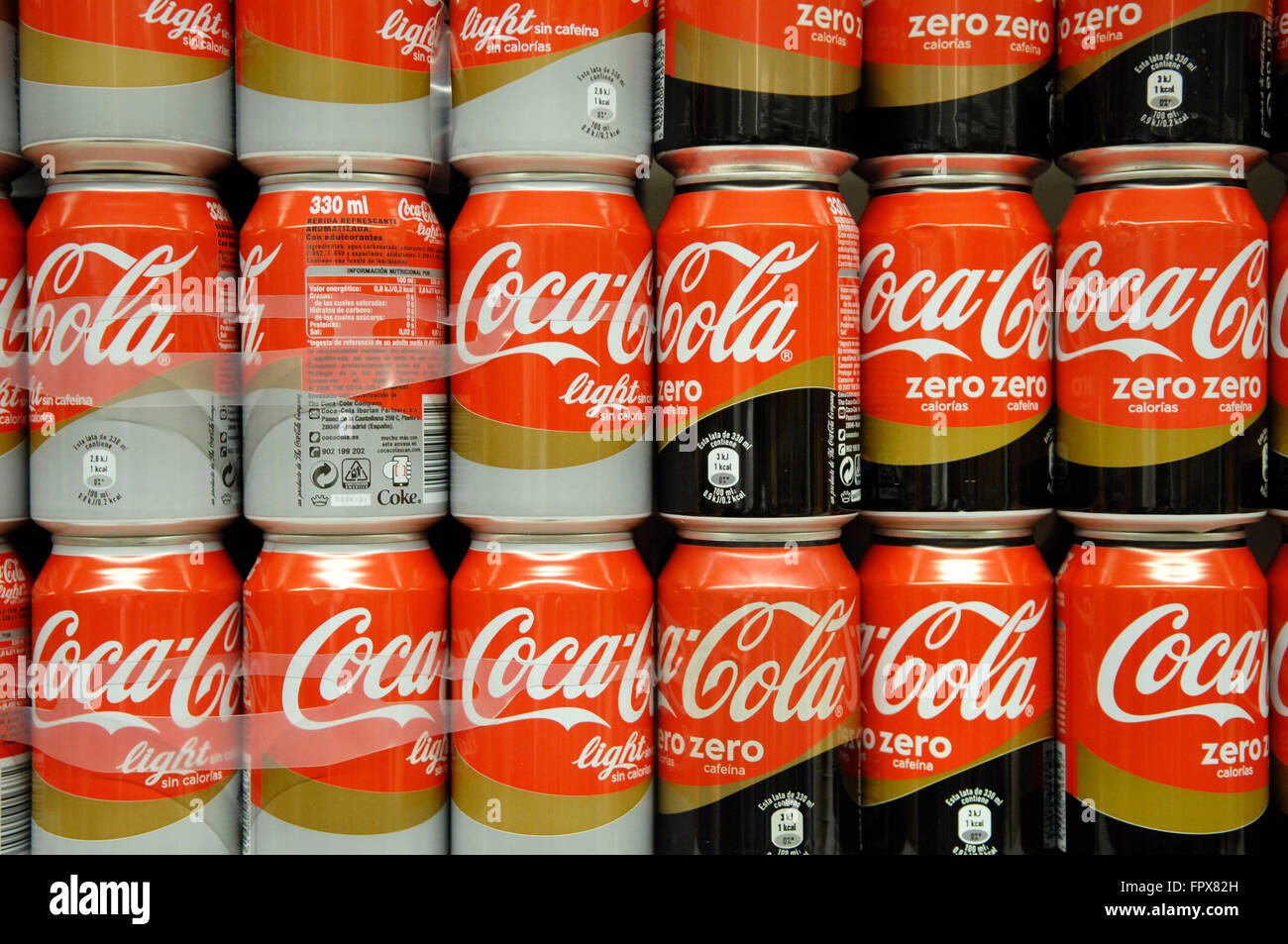 Close up di Coca Cola Zero lattine di luce visualizzata in un supermercato Carrefour Malaga Spagna. Foto Stock