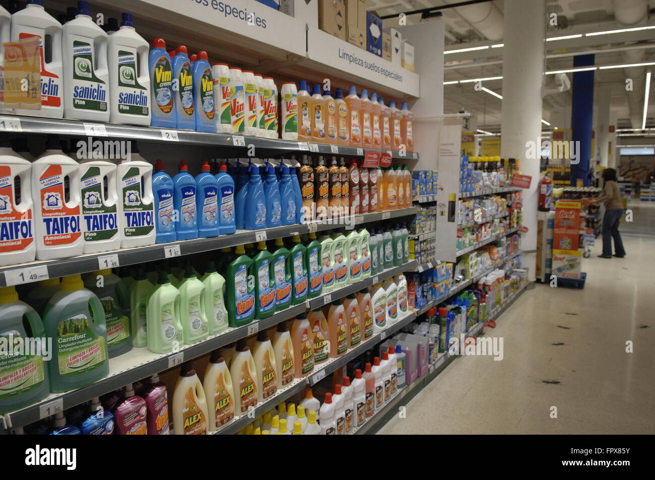 I prodotti di pulizia per la casa sul display in un supermercato Carrefour Malaga Spagna. Foto Stock