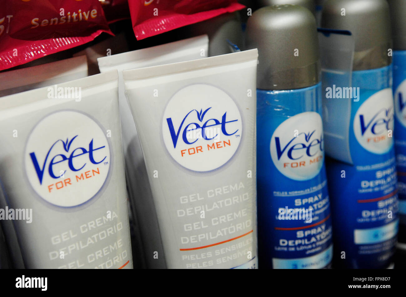 Veet per gli uomini di rimozione dei capelli crema gel sul display in un supermercato. Foto Stock
