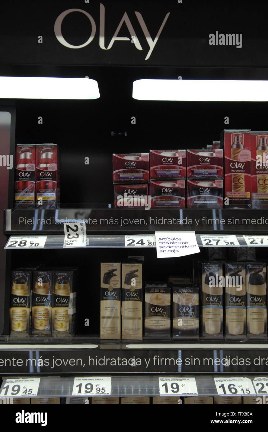 Olay prodotti per la cura della pelle sul display in un supermercato Carrefour Malaga Spagna. Foto Stock