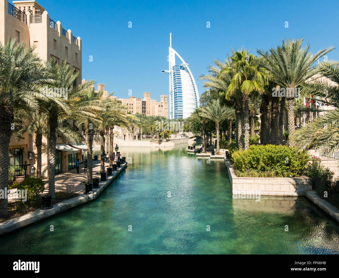 Madinat Jumeirah Resort e la torre di Burj al Arab Hotel in Dubai Emirati Arabi Uniti Foto Stock