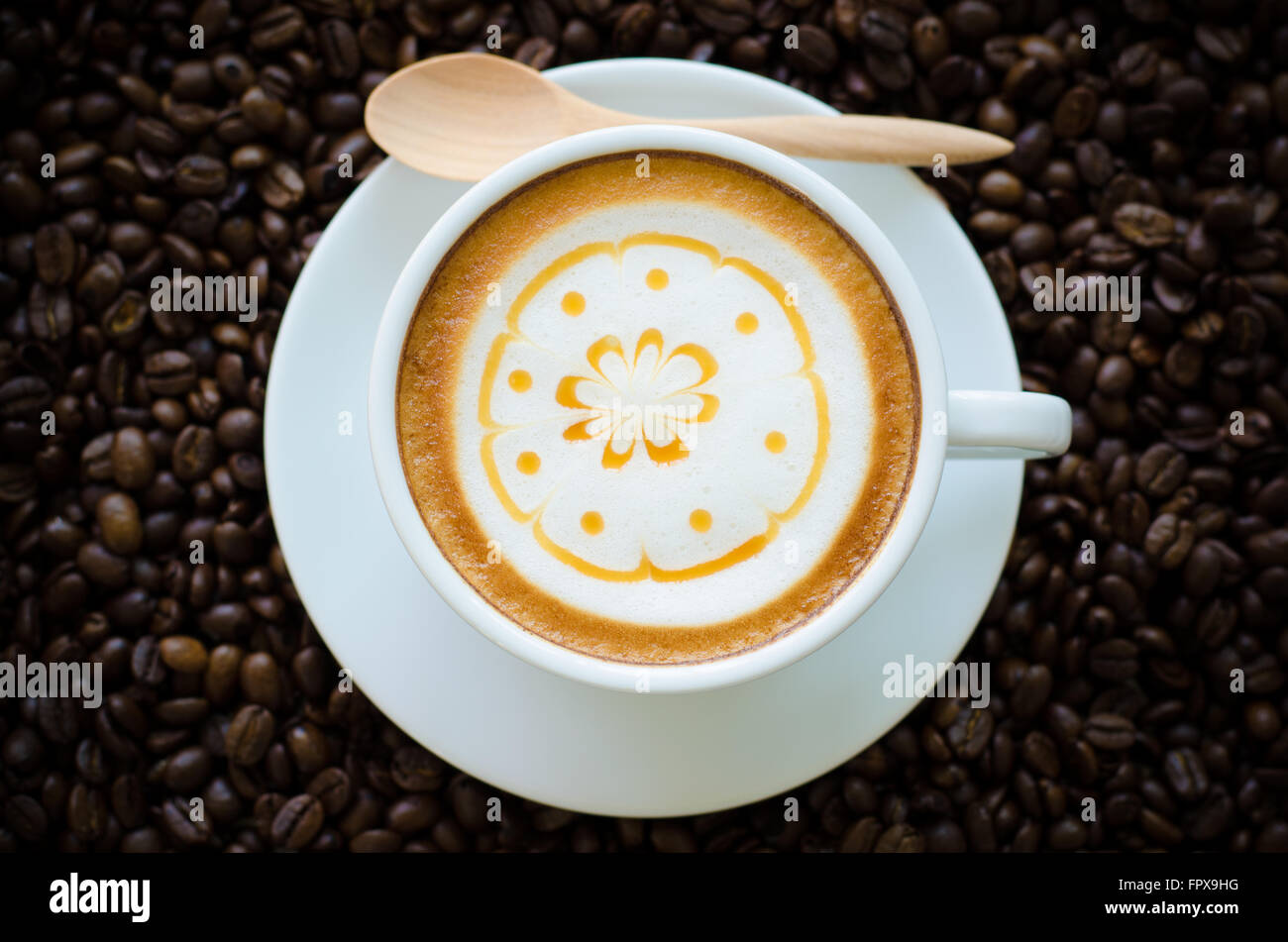 Latte art caffè sul background del caffè Foto Stock