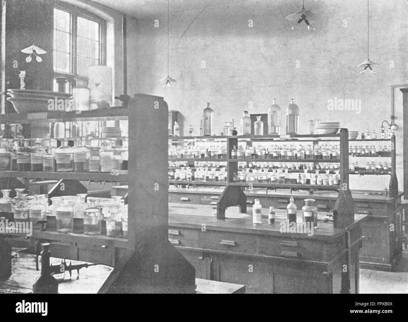 WORCESTER: Victoria Inst, chimica scienza scuola, antica stampa c1900 Foto Stock