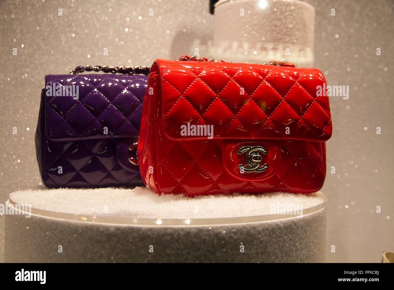 Chanel borse di marca finestra negozio in via Condotti Roma Italia, shopping moda di lusso made in Italy Foto Stock