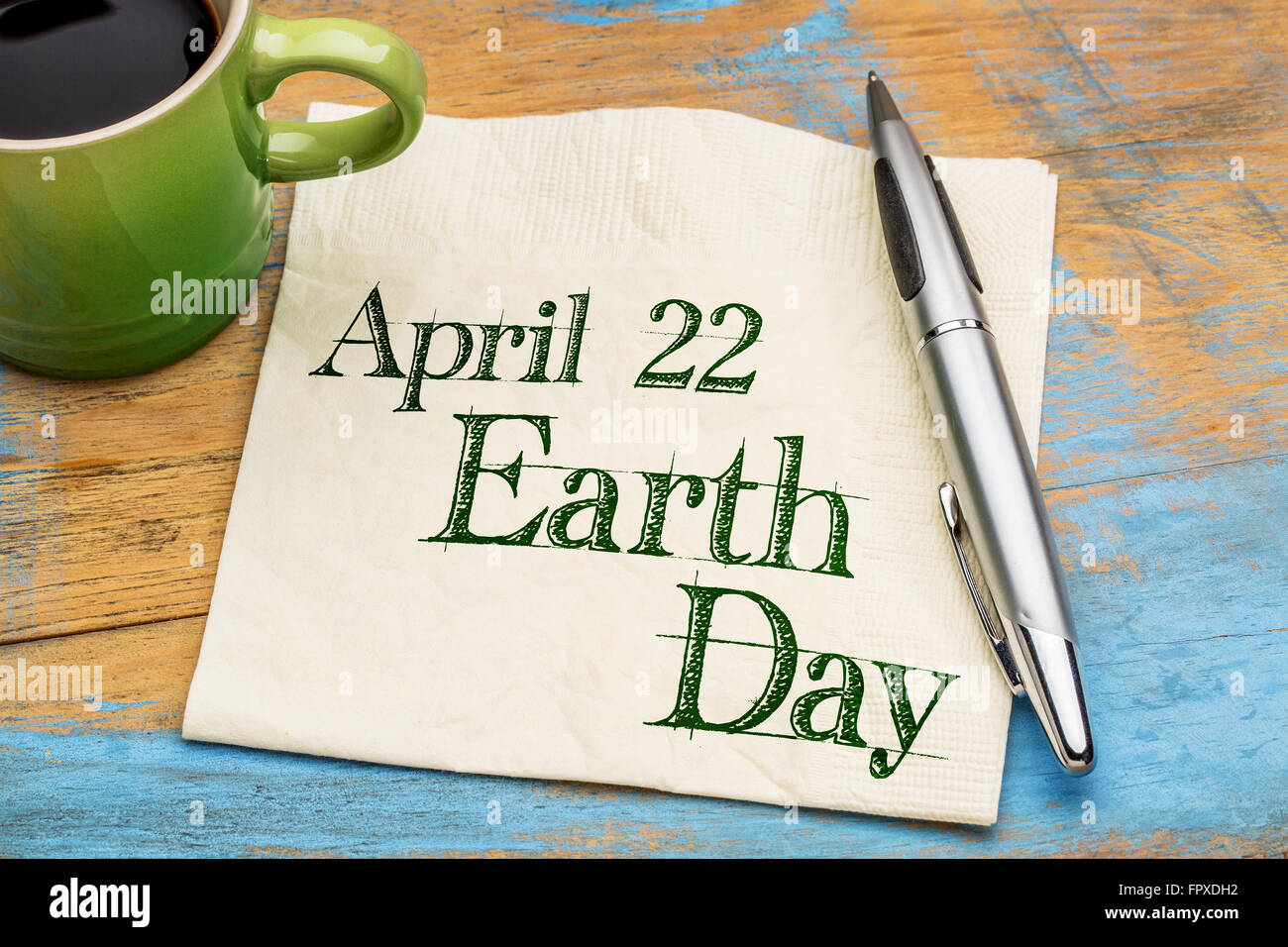 Il 22 aprile la Giornata della Terra promemoria - scrittura su un tovagliolo con tazza di caffè Foto Stock