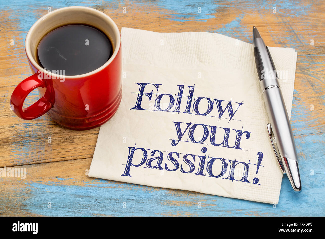 Seguire la tua passione! Consigli o promemoria - scrittura su un tovagliolo con una tazza di caffè Foto Stock