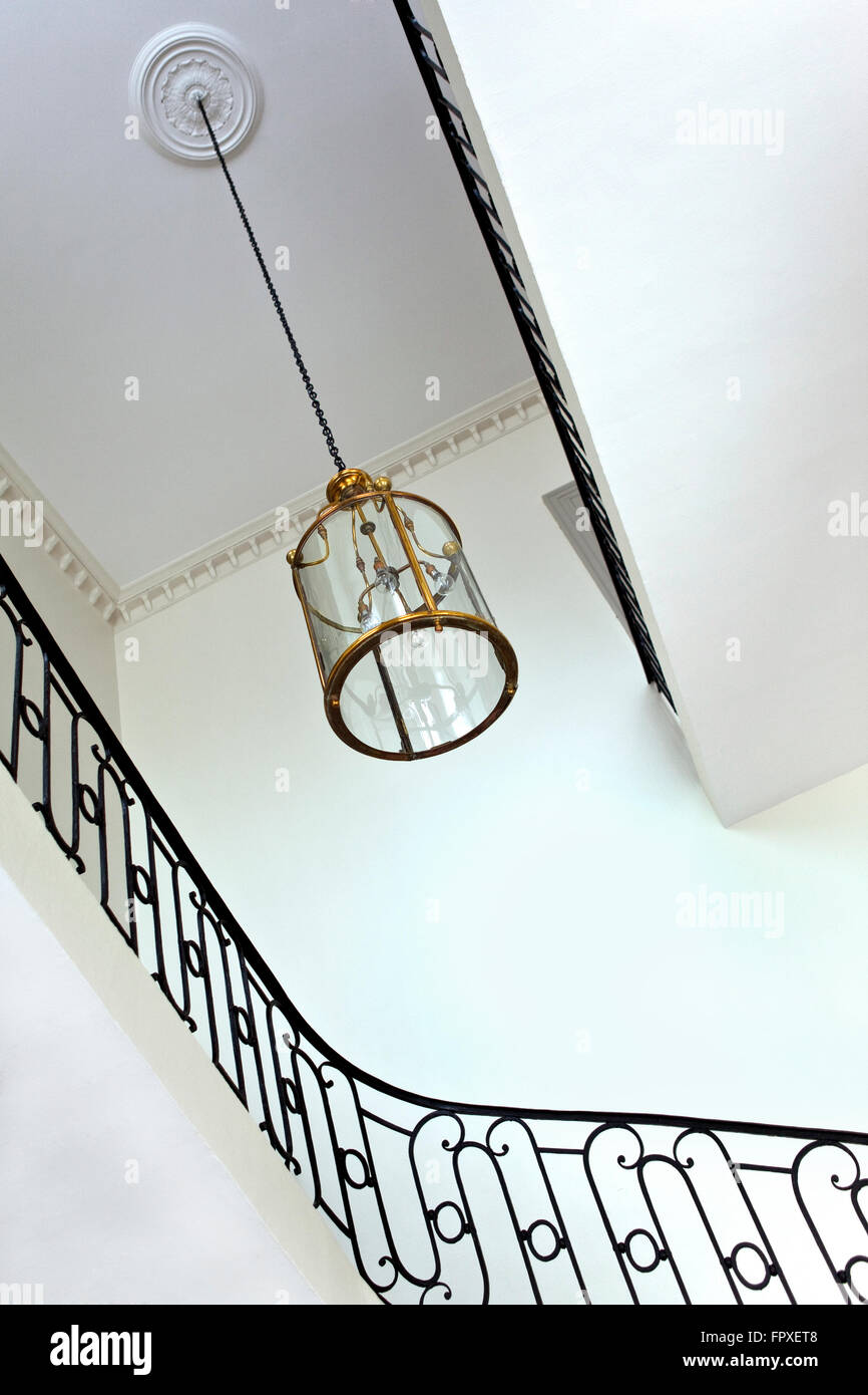 Lampadario in rame e ferro battuto corrimano all'interno di un palazzo francese Foto Stock