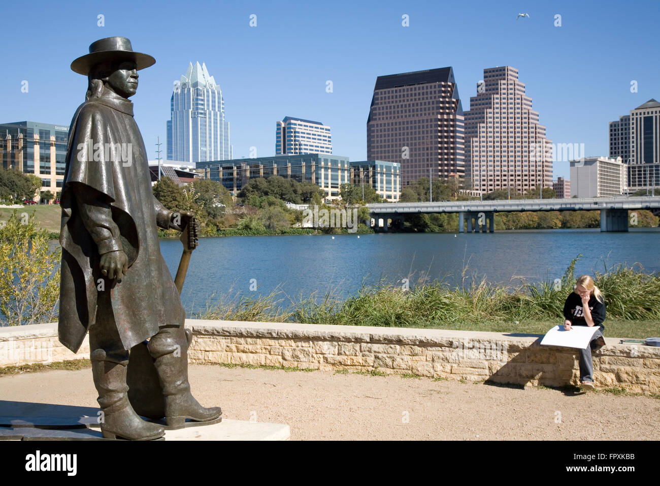 Un giovane artista penne uno schizzo del tardo e leggendario blues chitarrista Stevie Ray Vaughan, ricordata da questo monumento in bronzo a Foto Stock