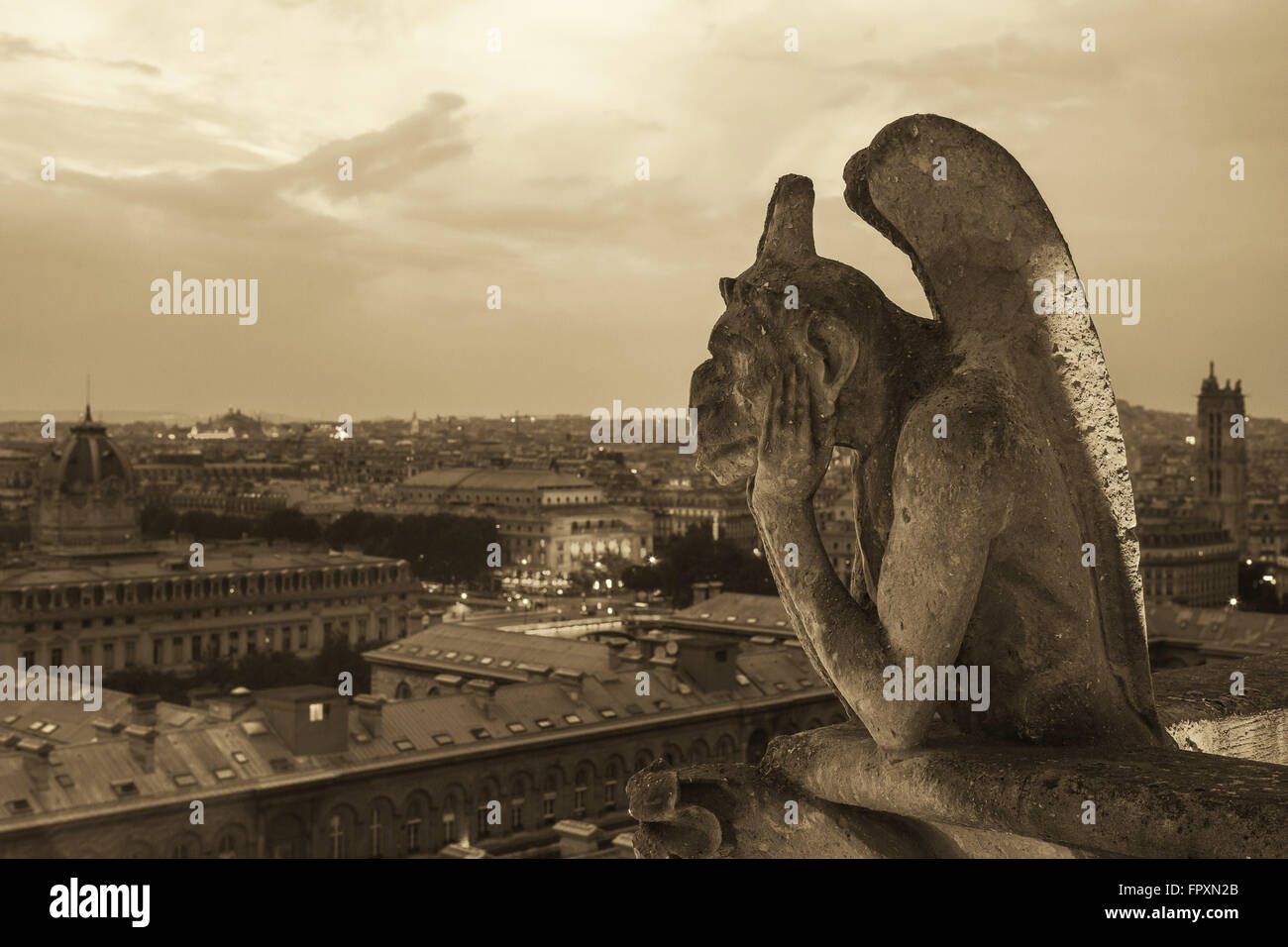Gargoyle sulla Cattedrale di Notre Dame e la città di Parigi, Francia Foto Stock