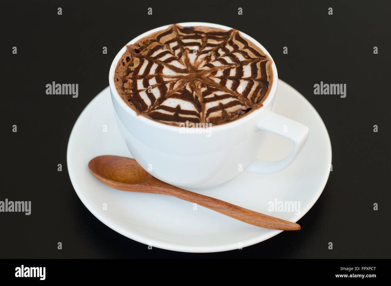 Una tazza di latte art su sfondo nero Foto Stock